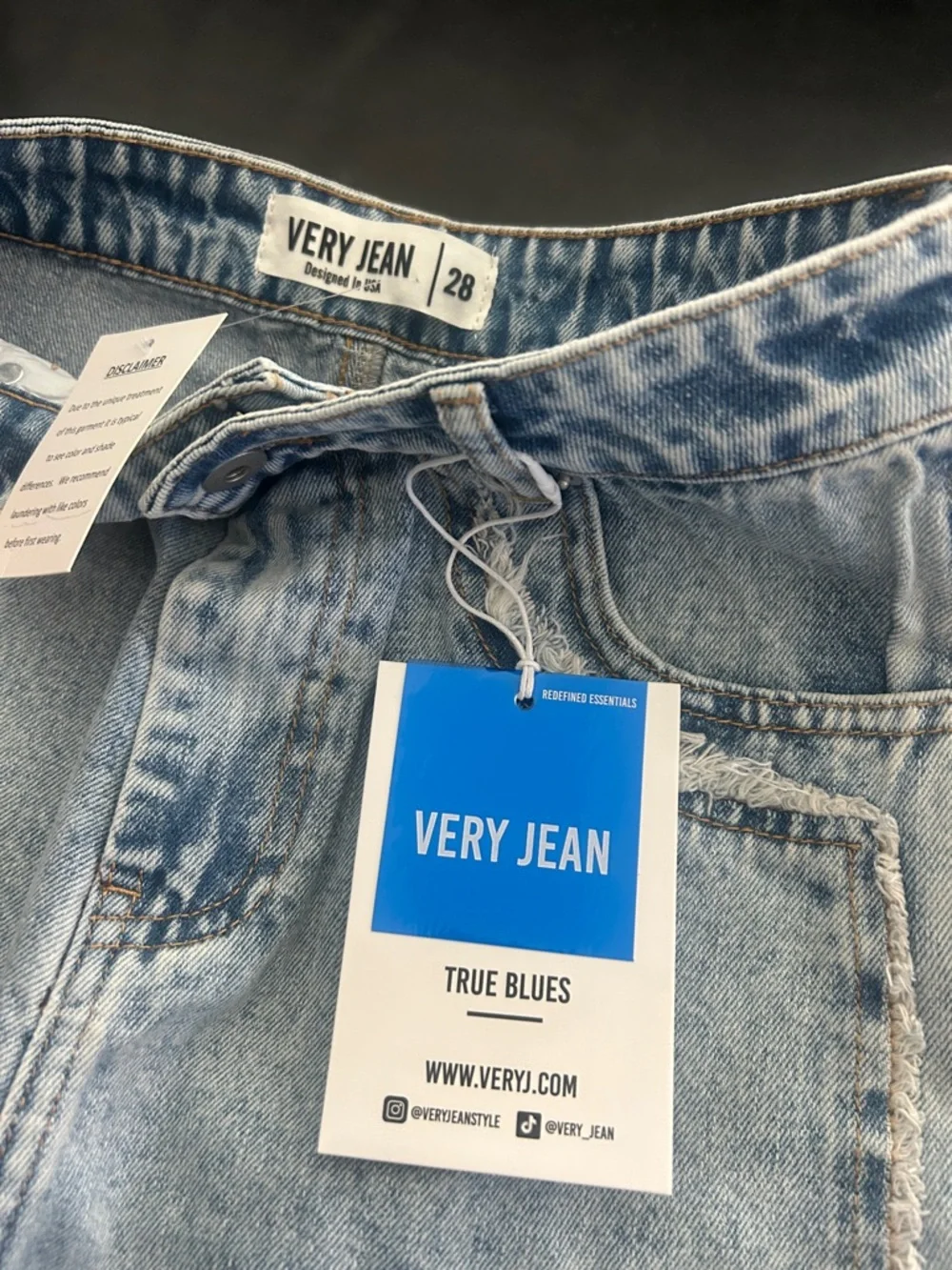 NWT Very Jean "True Blues" Wide Leg Raw Edge Detail Jeans - Picture 2 of 5